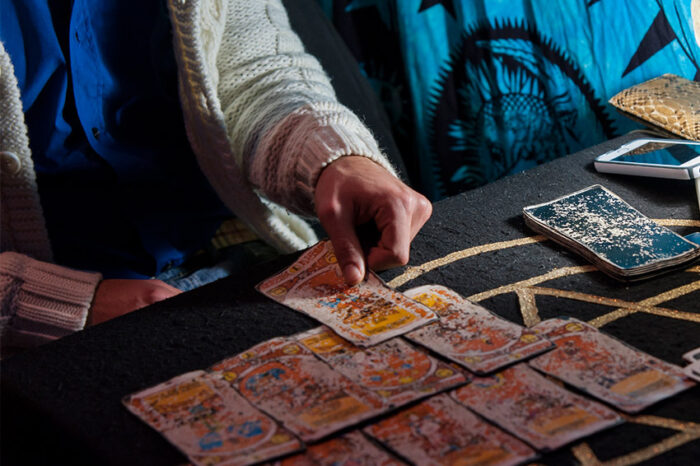 La différence entre le tarot et la cartomancie