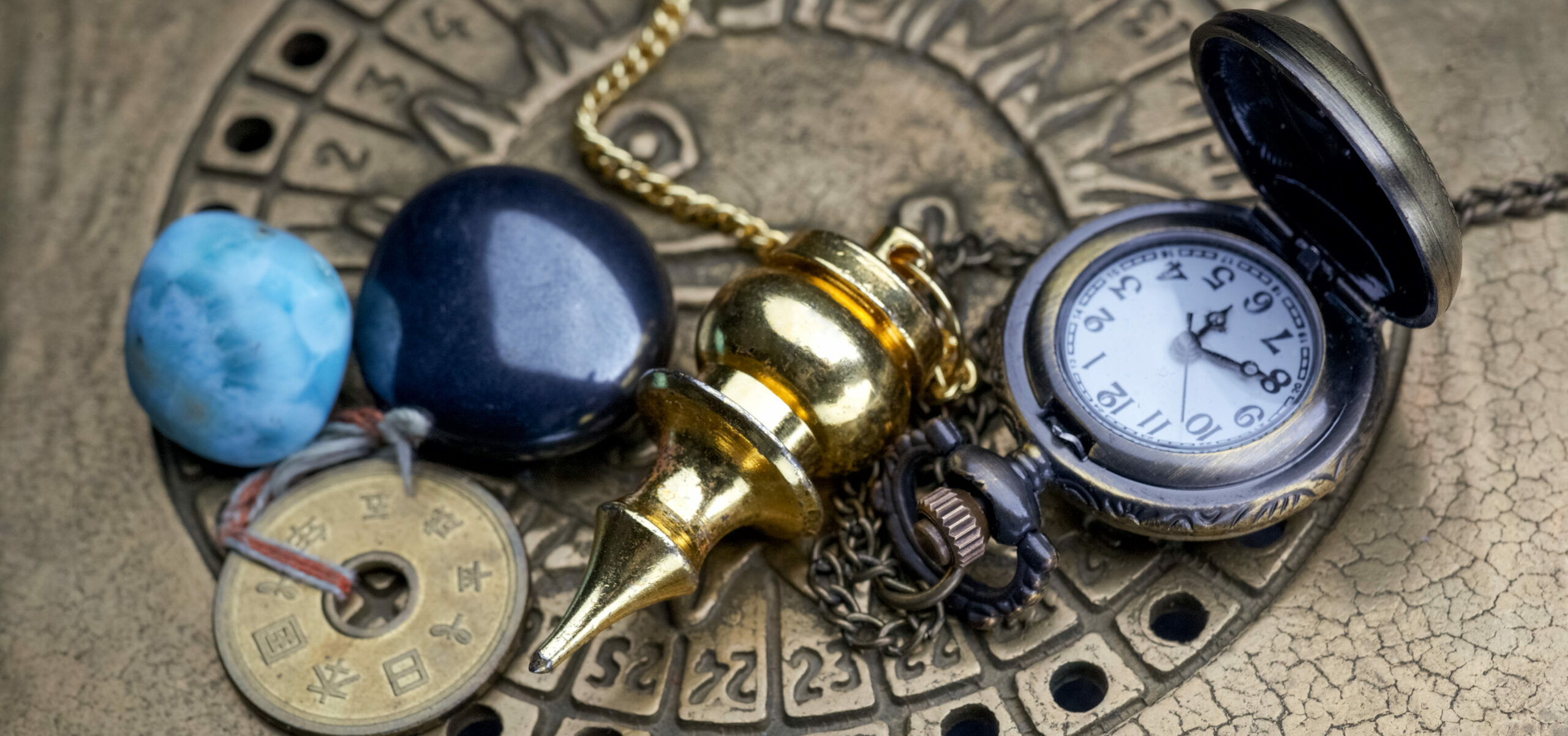 Le pendule divinatoire est fiable - Comment l'utiliser ? - WeMystic France