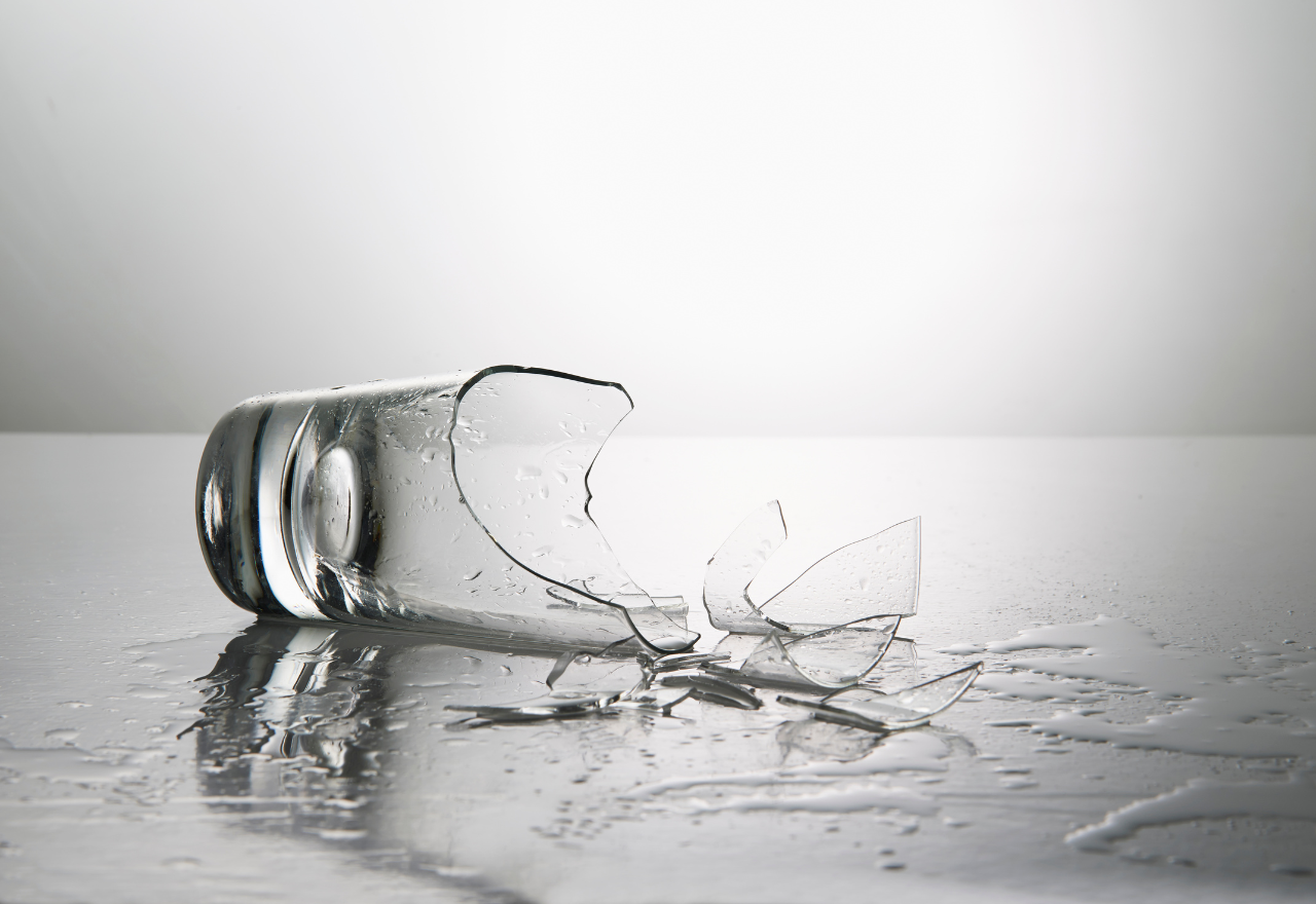 Verres qui se brisent : hasard ou message caché ? - WeMystic France